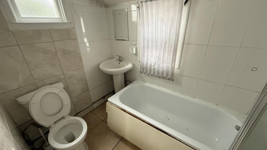 Lot: 167 - VACANT SEMI-DETACHED HOUSE WITH POTENTIAL - Internal image of ground floor bathroom